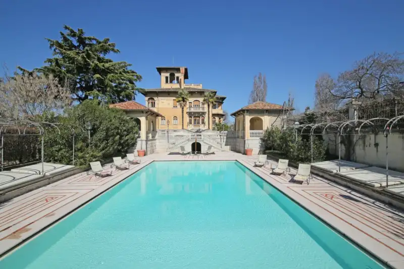 Lonato del Garda: elegant Art Nouveau villa with private park and spa, Lonato del Garda