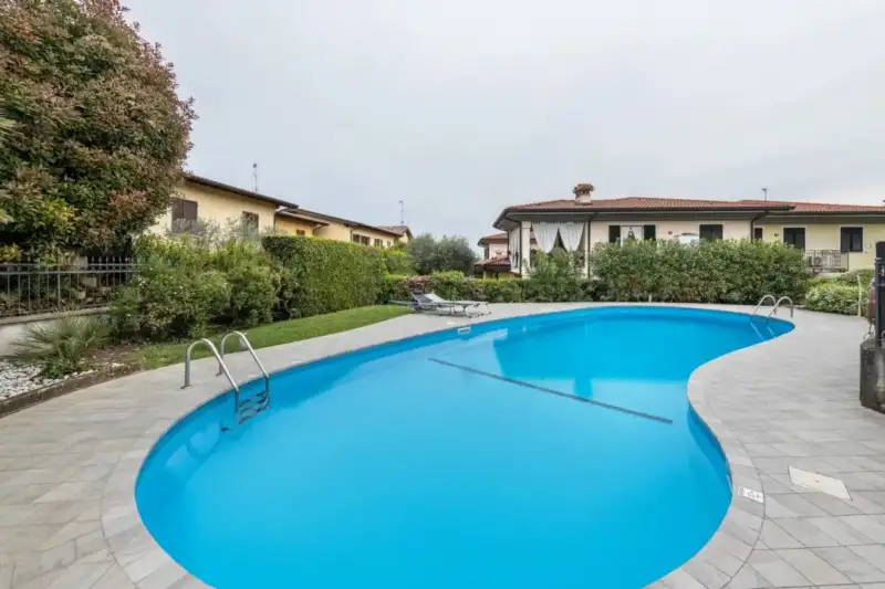 Zweizimmerwohnung im ersten Stock in Wohnanlage mit Pool in Polpenazze del Garda, Polpenazze del Garda