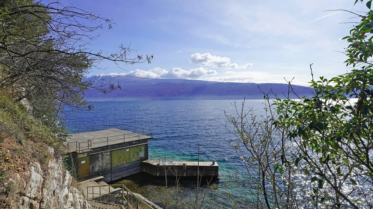 Zugang zum See mit Treppe und Ufergebäude