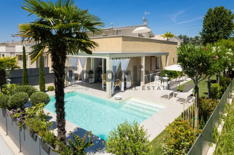 Sirmione, Punta Grò, Reihenendhaus mit Pool einige Meter vom See entfernt, Sirmione