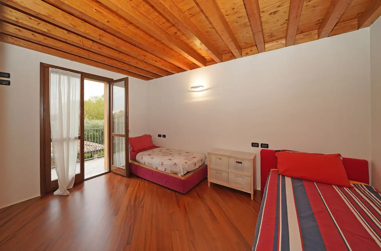Schlafzimmer mit zwei Einzelbetten und Balkontür