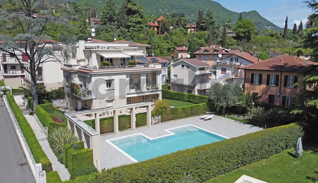 Luftaufnahme des Pools und Gartens mit Wohngebäude