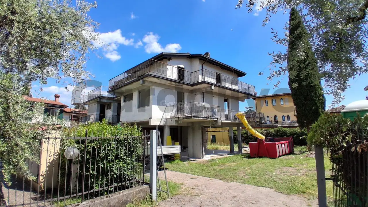 Außenansicht eines Gebäudes mit Terrassen und Garten im Bau