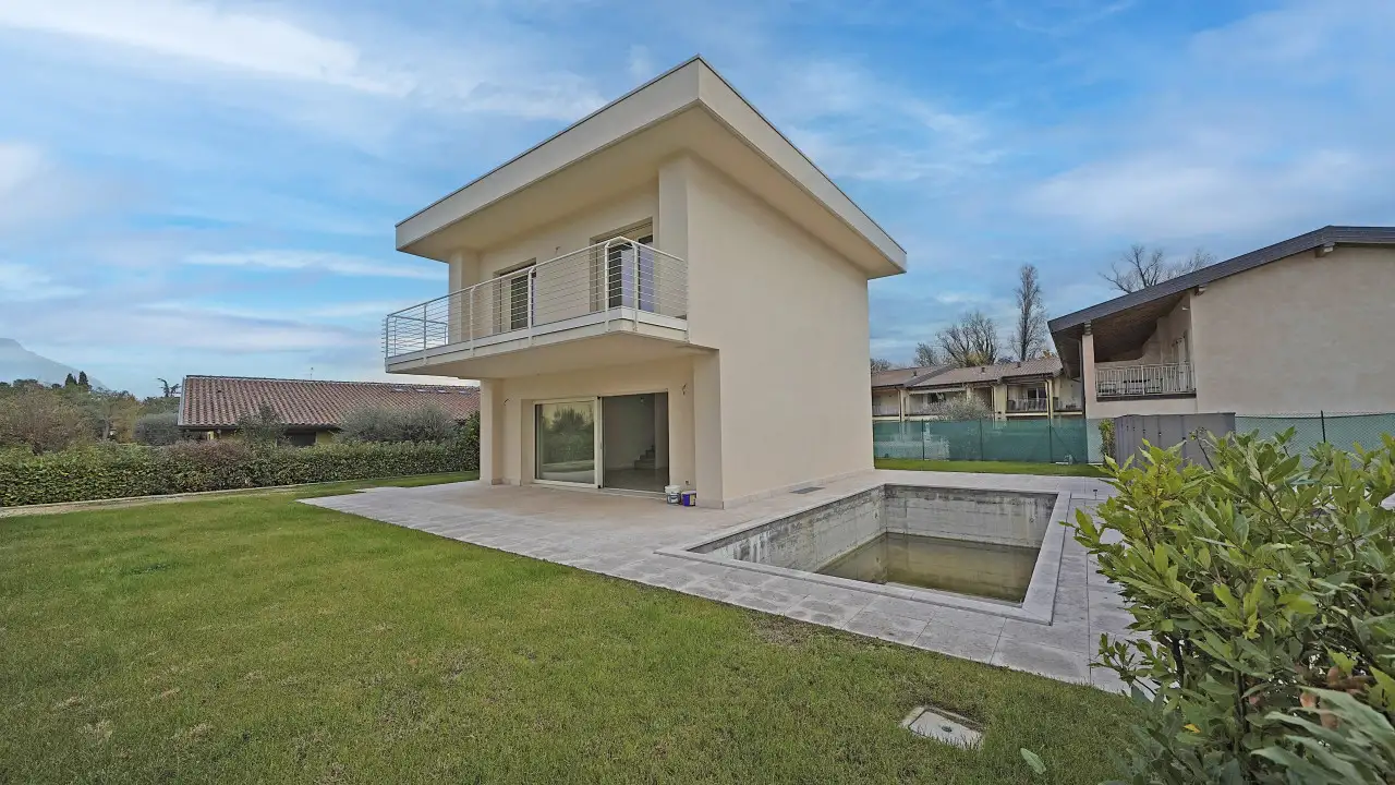 Villa singola con giardino e piscina non riempita