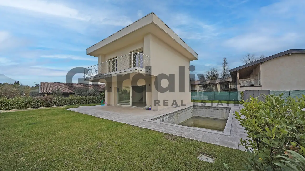 Freistehende Villa mit Garten und leerem Pool