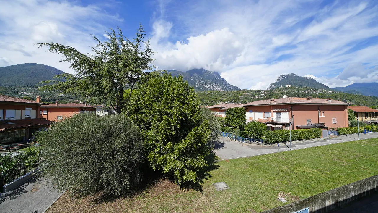Vista esterna con alberi e case nel centro residenziale di Toscolano Maderno