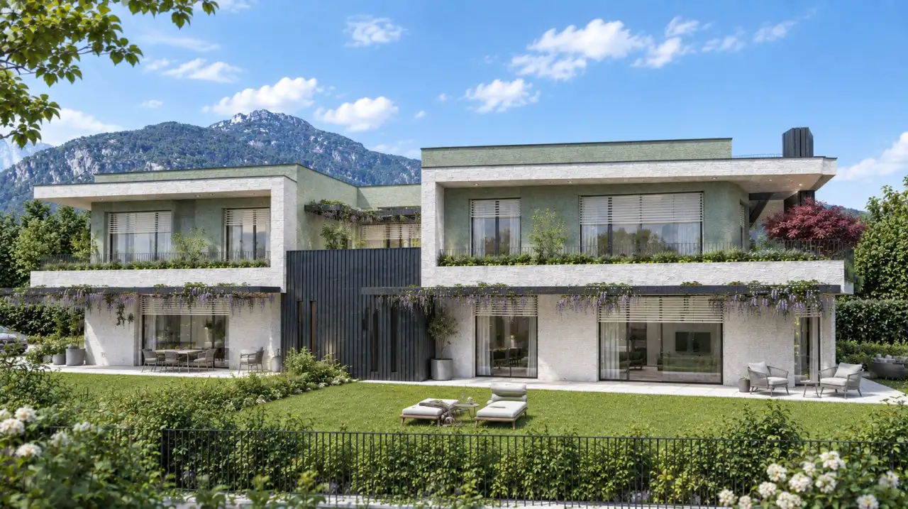 Moderne Gebäudefassade mit Garten und Bergkulisse in Nago Torbole