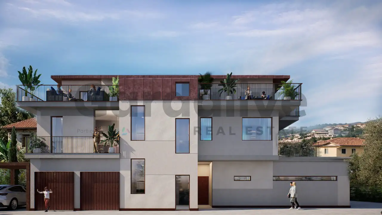 Fassade eines Wohngebäudes mit Terrassen und Garagen