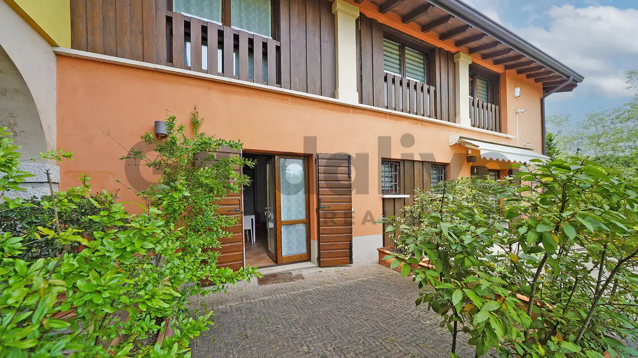 Fassade mit Terrassentür und Hecken davor