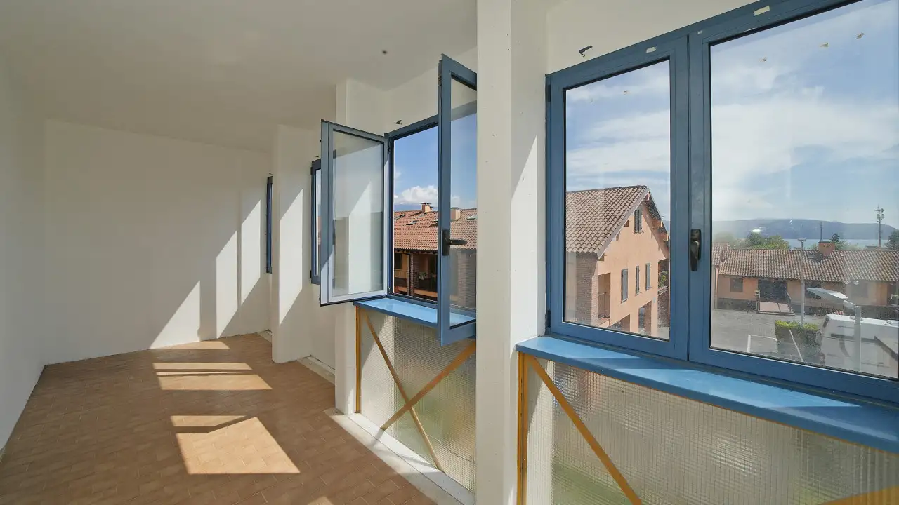 Terrazza chiusa con finestre apribili e pavimento in mattoni