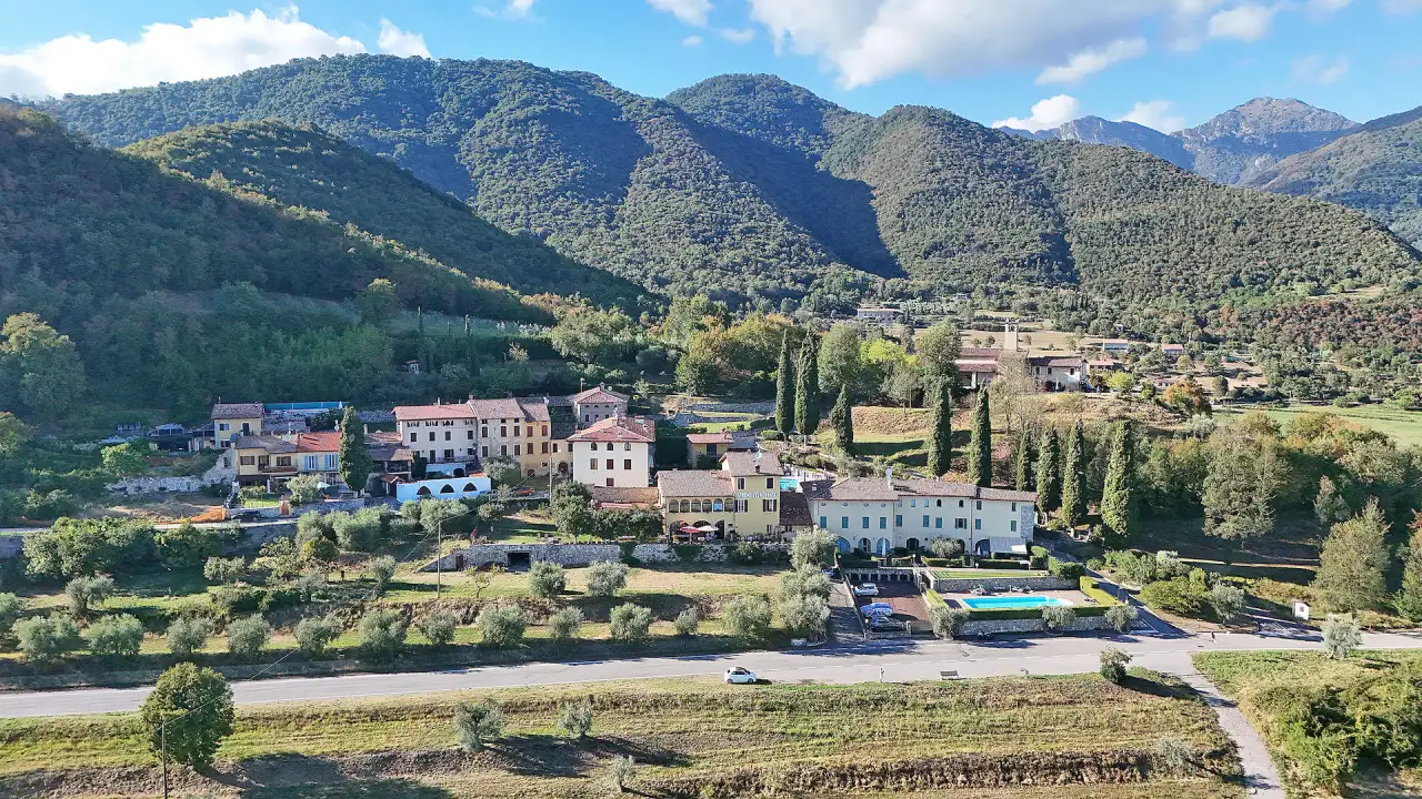 Veduta aerea del residence con piscina e montagne sullo sfondo a Salò