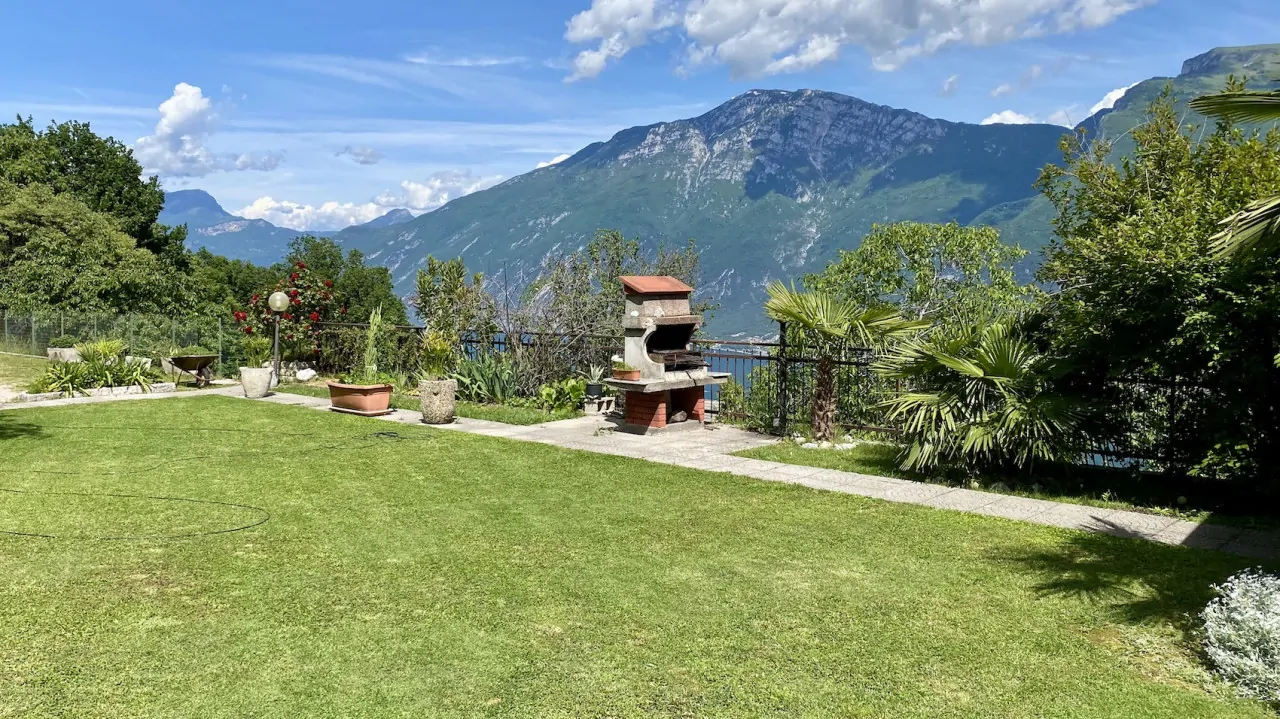 Giardino con barbecue e vista sulle montagne