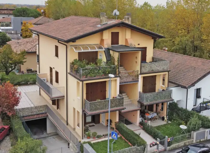 Elegante Wohnung mit Terrasse und Garage zu verkaufen in Sirmione, Chiodi, Sirmione