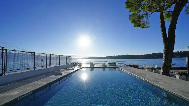 Zweizimmerwohnung mit Terrasse, Seeblick und zwei Garage in Residenz mit Pool in Salò, Salò