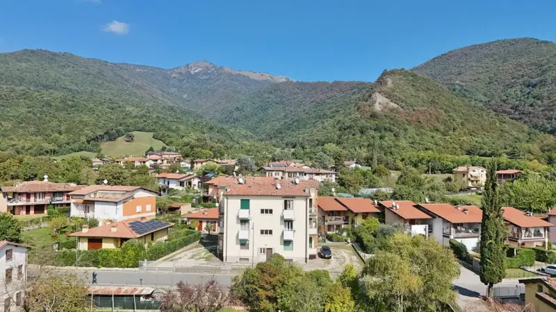 Trilocale con due balconi, cantina e posto auto a San Michele, Gardone Riviera, Gardone Riviera