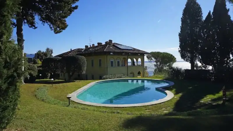 Residence with private garden in Liberty Villa with pool in Fasano, Gardone Riviera, Gardone Riviera