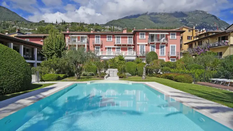 Drei-Zimmer-Wohnung mit privatem Hof und Pool im Zentrum von Maderno, Toscolano Maderno