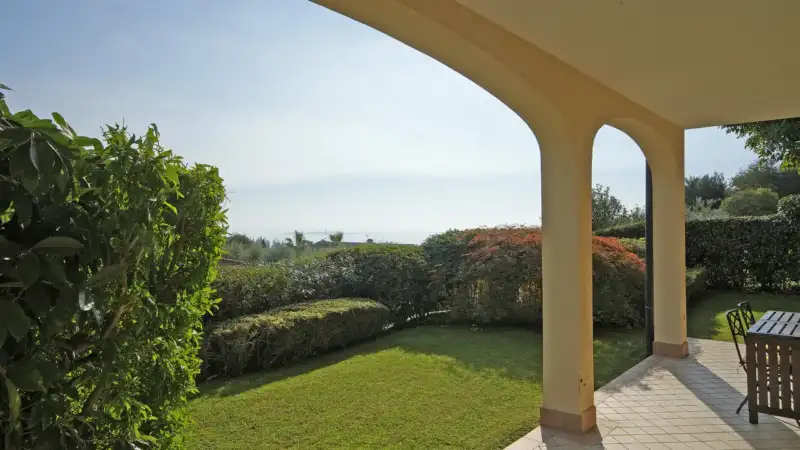 Exklusive Dreizimmerwohnung mit Seeblick und privatem Garten in Padenghe sul Garda, Padenghe sul Garda