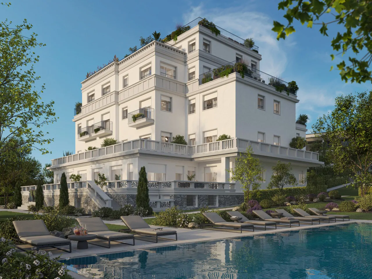 Palazzo con piscina e lettini prendisole in giardino