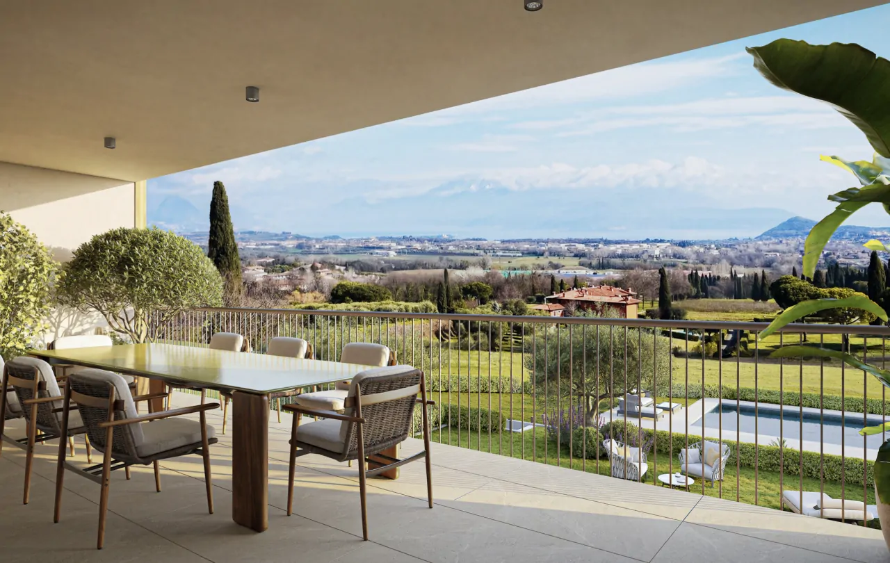 Überdachte Terrasse mit Tisch und Stühlen mit Blick auf Garten und Pool
