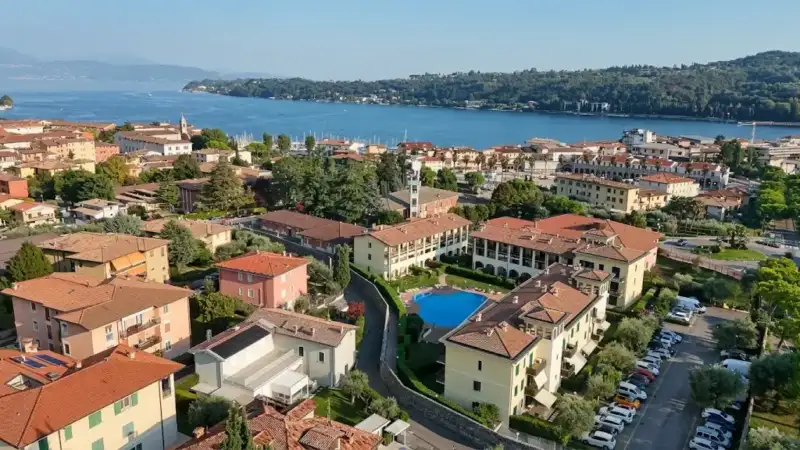 Three-room apartment with private outdoor space and garage, in residence with pool in Salò, Salò