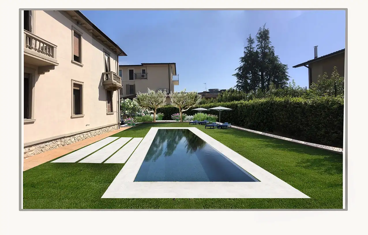 Garten mit rechteckigem Pool und grünem Rasen
