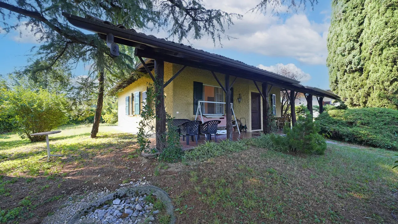 Esterno della villa con portico e giardino