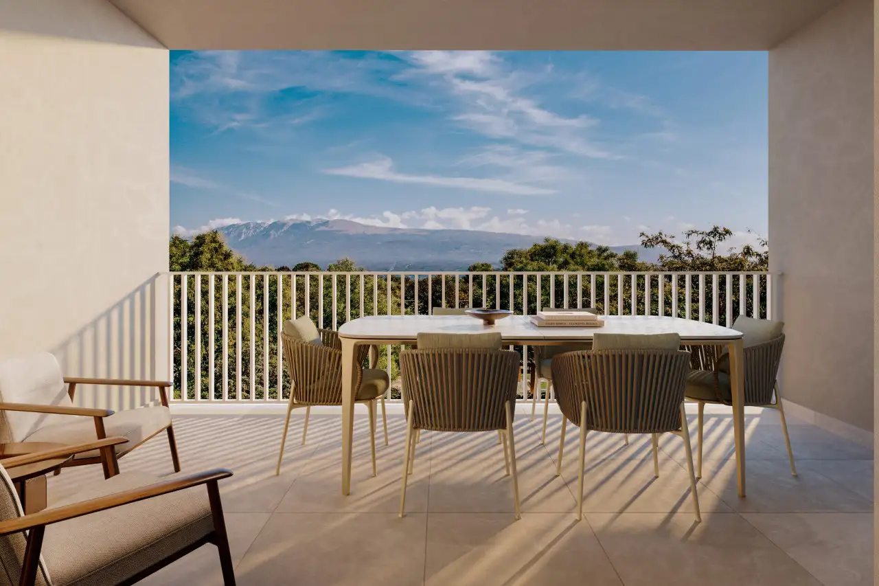 Loggia con tavolo e sedie e vista su alberi e montagne