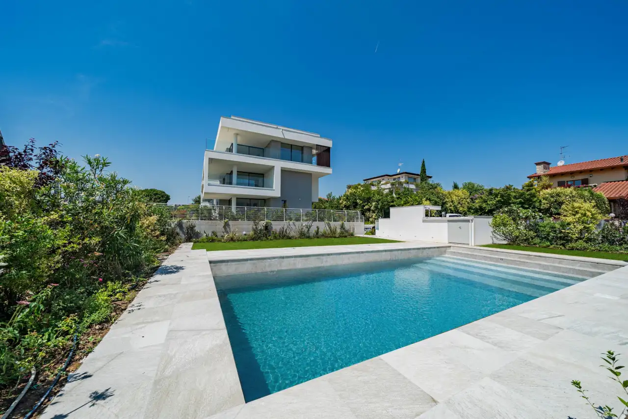 Rectangular pool with steps and light stone border