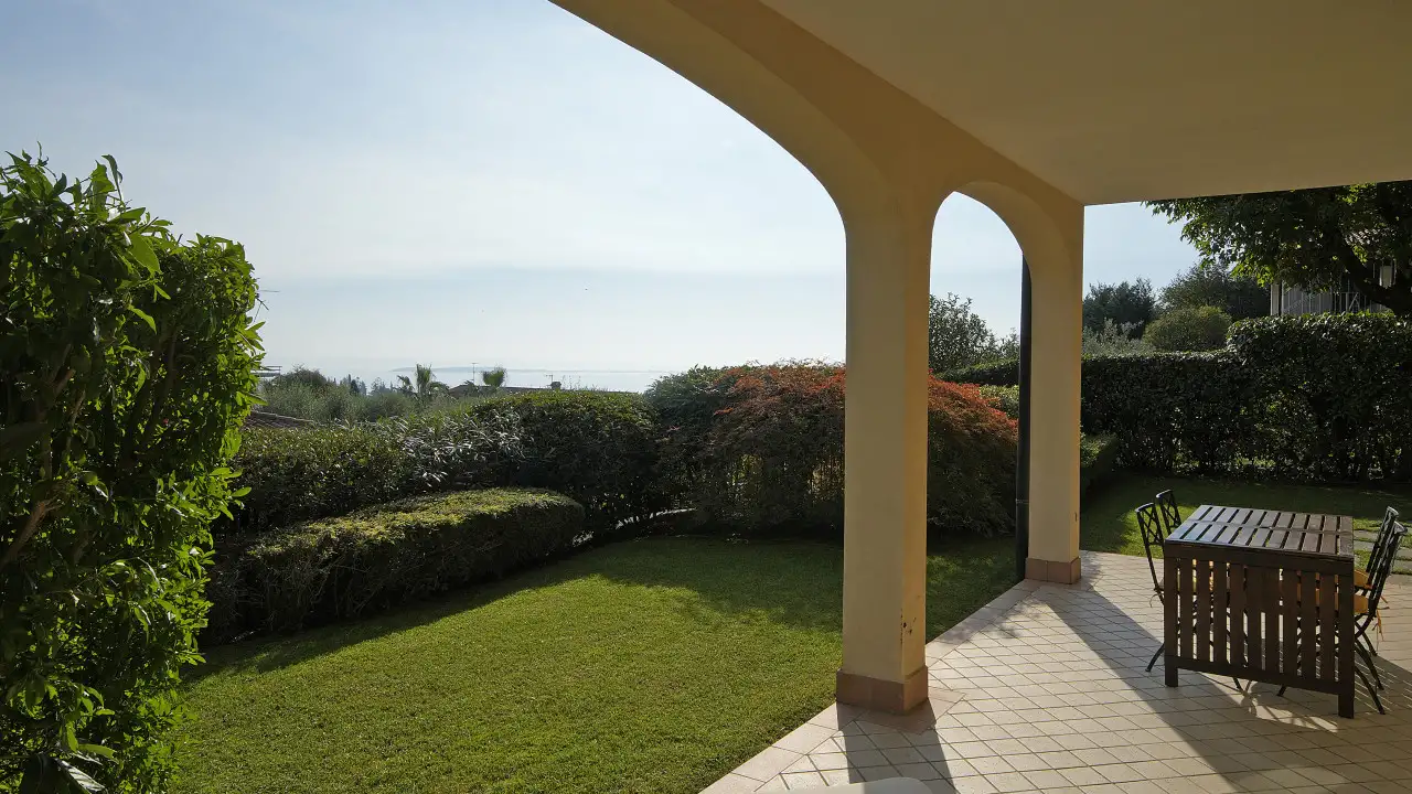 Privater Garten mit Veranda und Tisch mit Stühlen