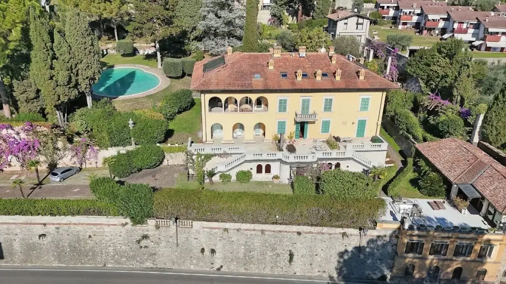 Liberty villa with garden and pool in Gardone Riviera