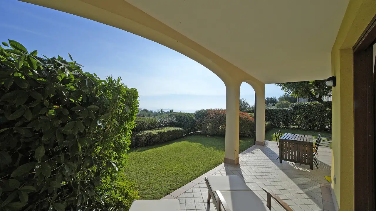 Privater Garten mit Veranda und Gartentisch