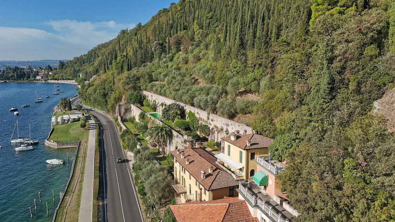 Vista aerea della strada costiera con case e vegetazione